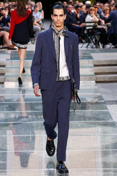 Look 10